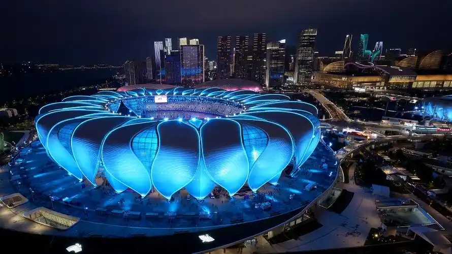 夜幕下的杭州奥体中心体育场