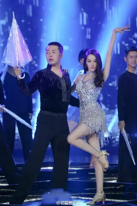 跟迪丽热巴贴身热舞,杜海涛的表情简直亮瞎