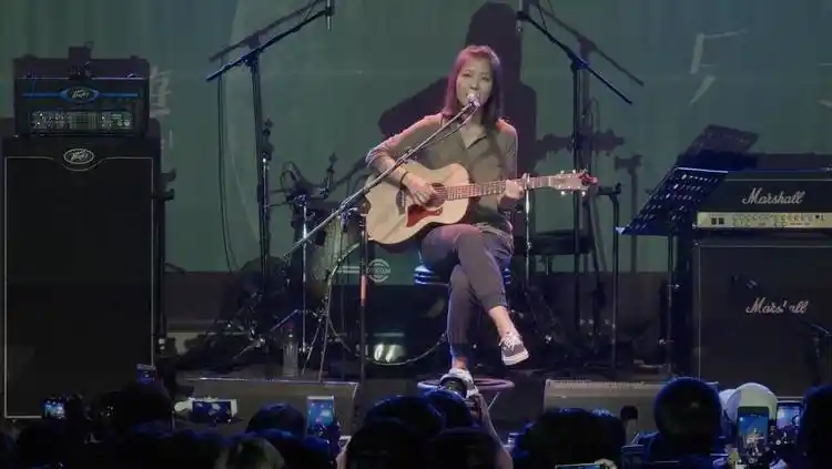 民谣女侠jam《七月上》现场版:与其误会一场,也要不负勇往!