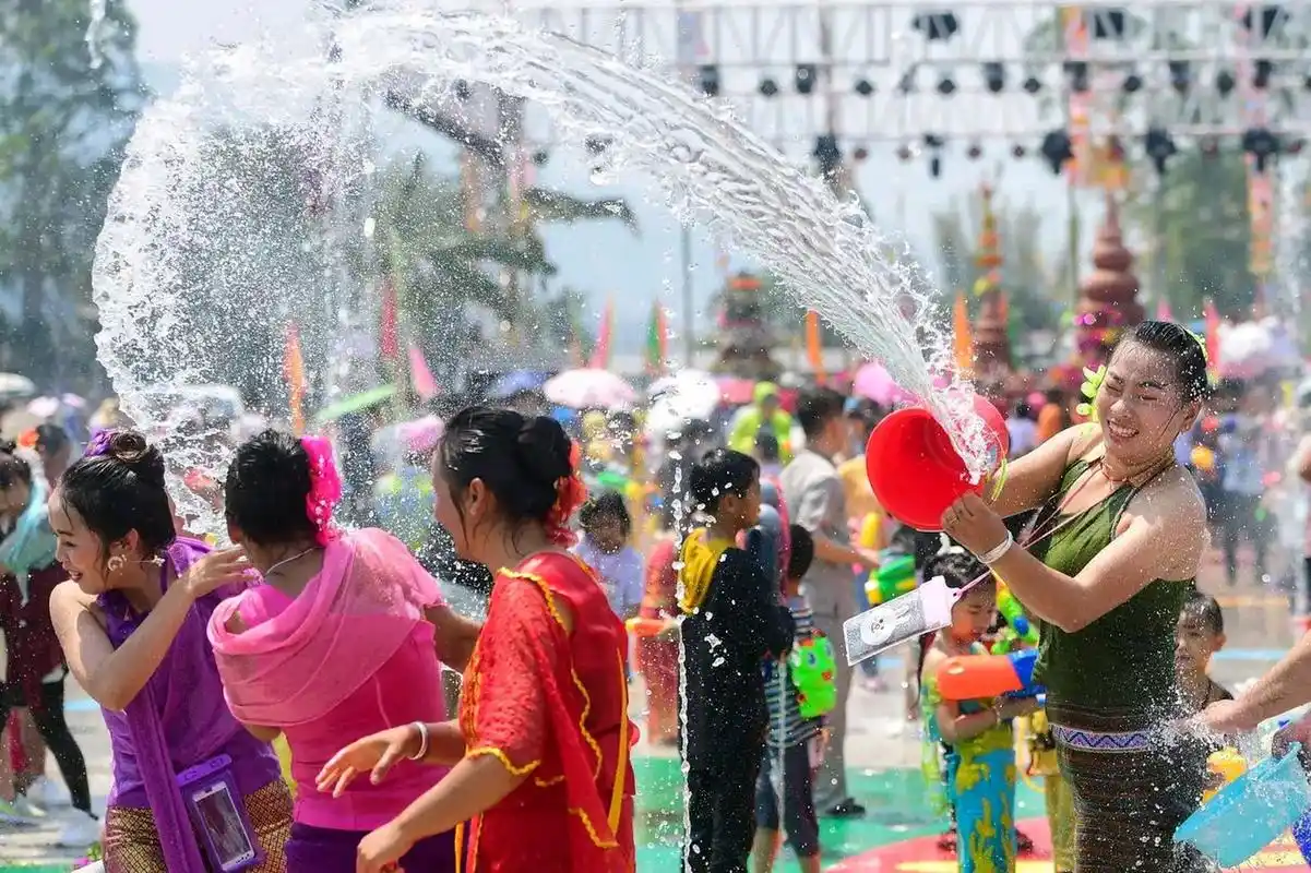 有网友发挥出幽默的极高境界,这样描写云南泼水节!  据cnn报道,中国云