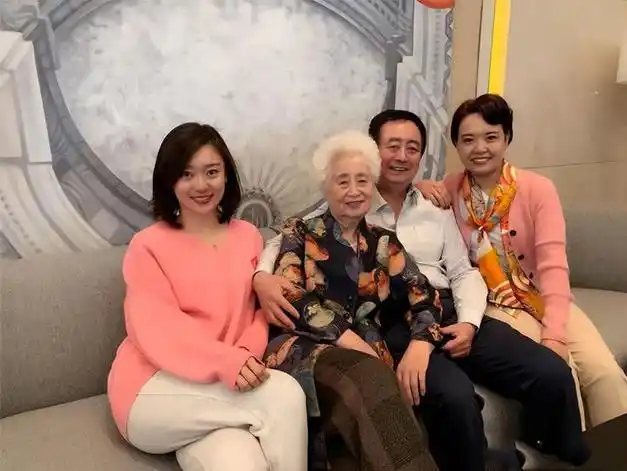 有一次,李七月和父母一起坐在客厅里聊天.