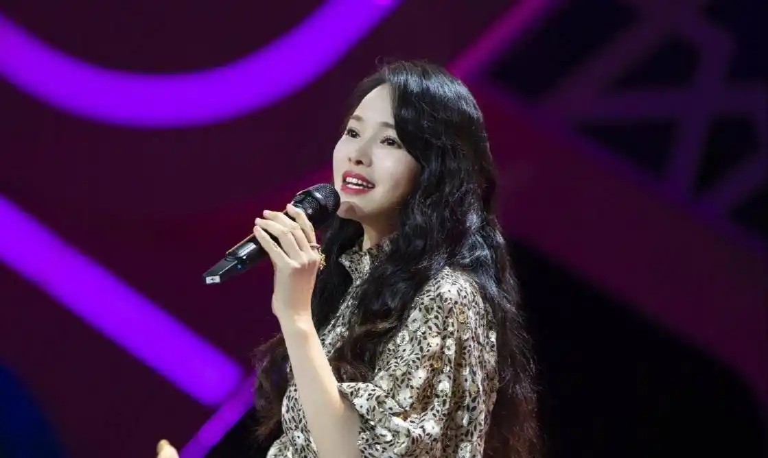 就连伊能静自己都常说,她把两位队友看成是亲人,她们是一个团队,所以