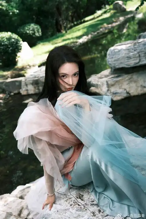 李一桐 金晨今日活动造型