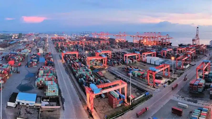 在港口建设方面,南宁海关支持提升北部湾港吞吐能力,坚持高标准,集约