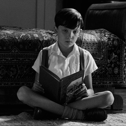 黑白男孩看书心不在焉gif动图_动态图_表情包下载_soogif