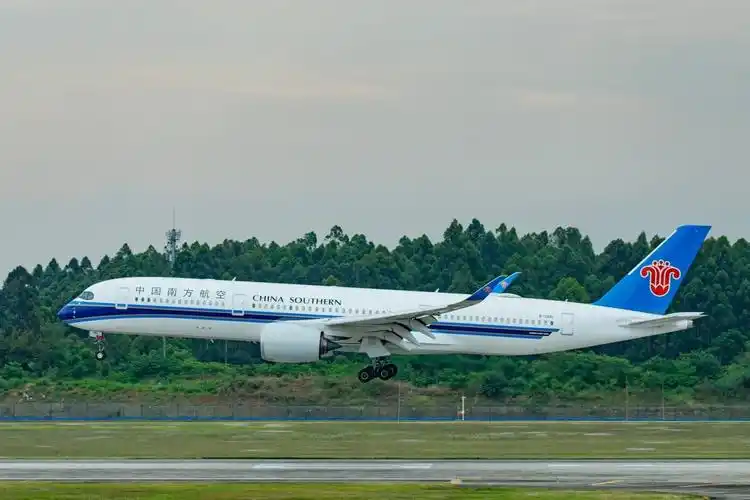 a350-900测试飞机降落在成都双流国际中国南方航空公司接收其首架空客