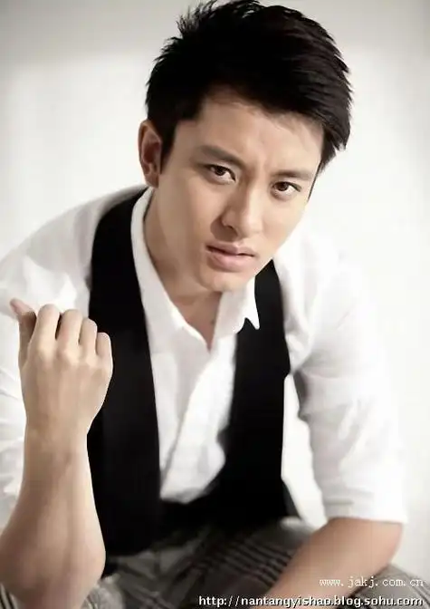 贾乃亮,王珞丹,还有周一围~~贾乃亮和周一围的相似点是同款大厚嘴唇子