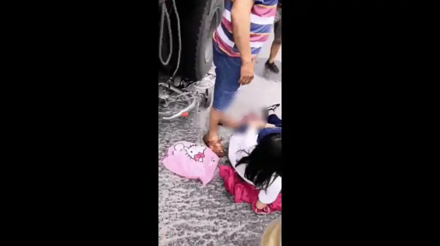 汕头某医院路口车祸,一女生倒地,愿平安!