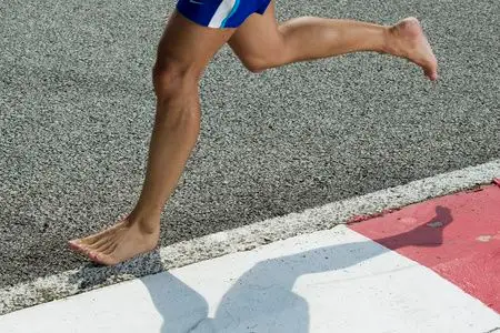 赤脚赛跑者赛跑者的脚光脚跑步的特写照片