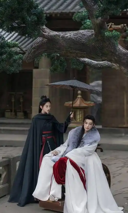 欢娱影视被骂倒闭,吴谨言已然出局,白鹿一年三爆也压不过某人_许凯