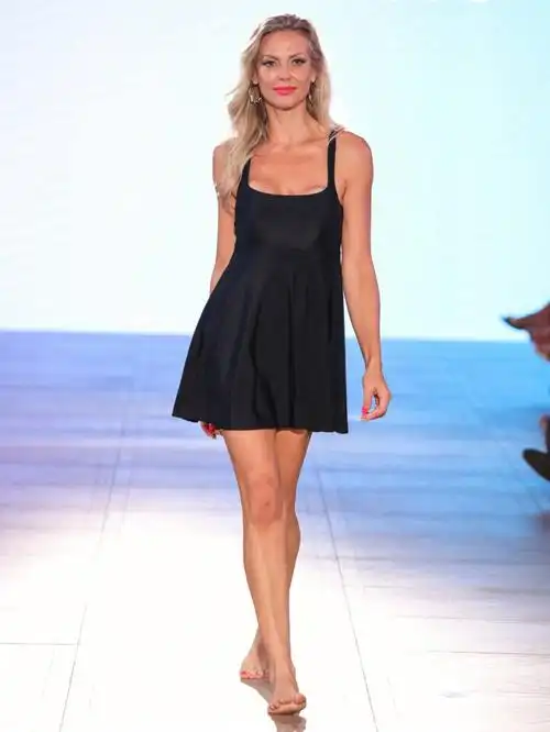 直击2022年dcsw华盛顿泳装周relleciga俪丝娅2023年春夏新款比基尼