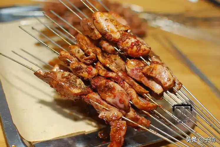 朋友们端午安康~ 和朋友俩人约着吃烤肉,来的是回民街比较偏的小街道