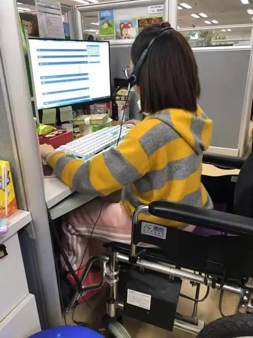 轮椅上的携程女客服多花双倍时间在上班路上几多艰辛仍觉生活很充实