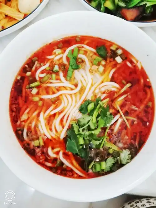 做了一小碗红油杂酱面.