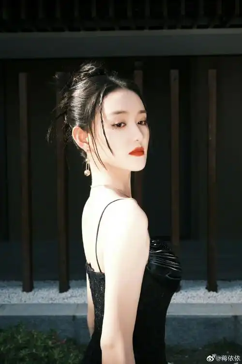 蒋依依礼服裙随拍