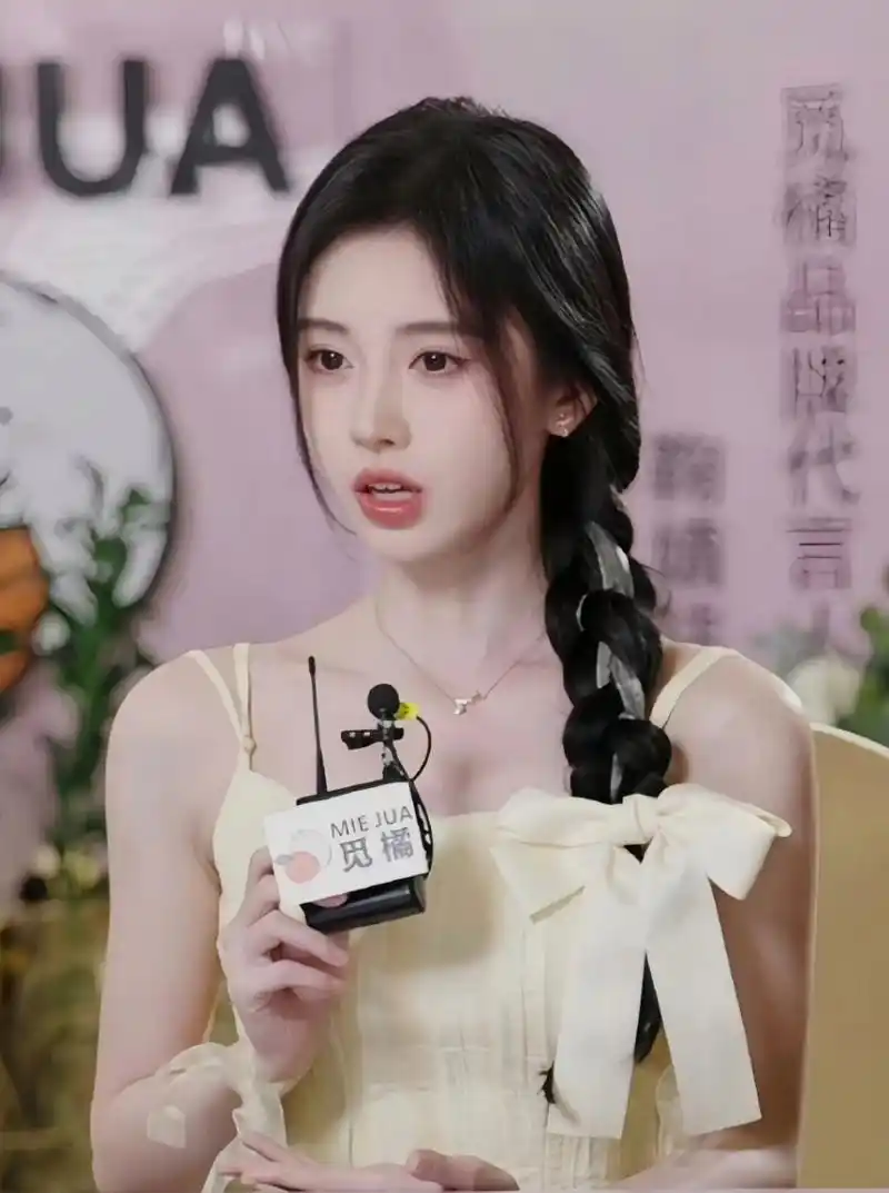 鞠婧祎直播图片,麻花辫和淡黄色吊带裙装扮很少女.