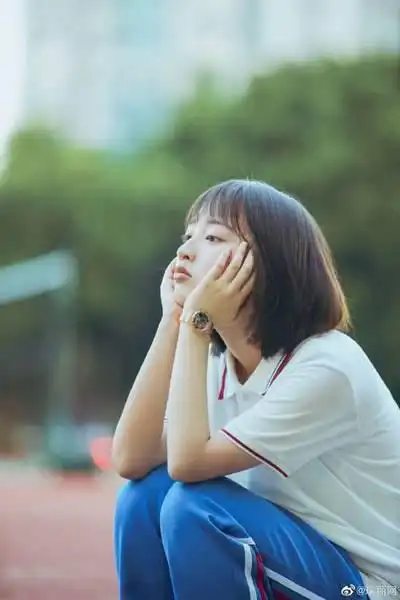 邓恩熙校服装校园写真,可爱短发青春洋溢灵气十足