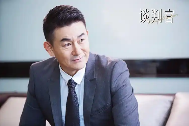 威严父亲李洪涛望女成凤 鼓励女儿勇敢追爱电视剧《谈判官》正在湖南