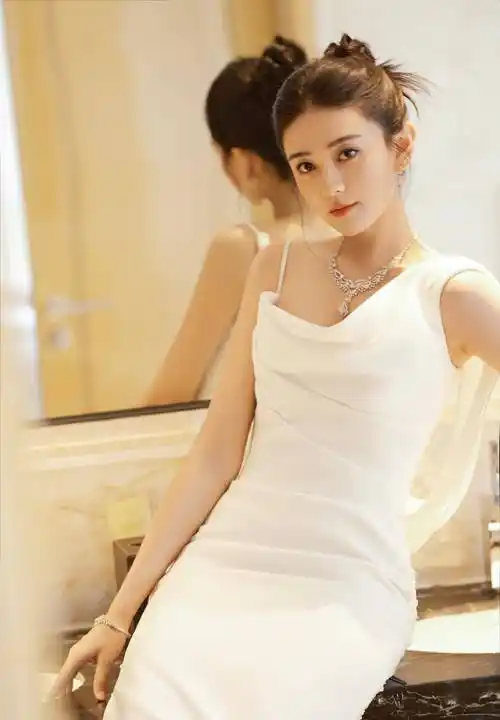 梁洁的纯白礼服散发着优雅_裙子_剪裁_身材