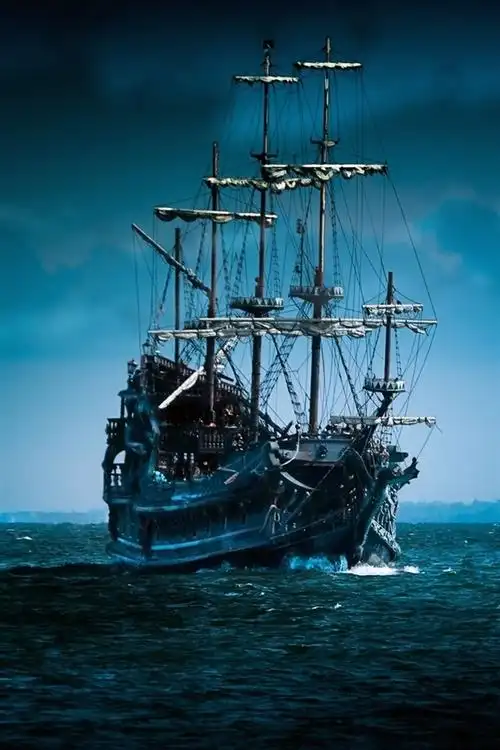 海盗船在月光下航行