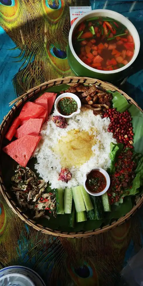 傣家餐厅里的手抓饭