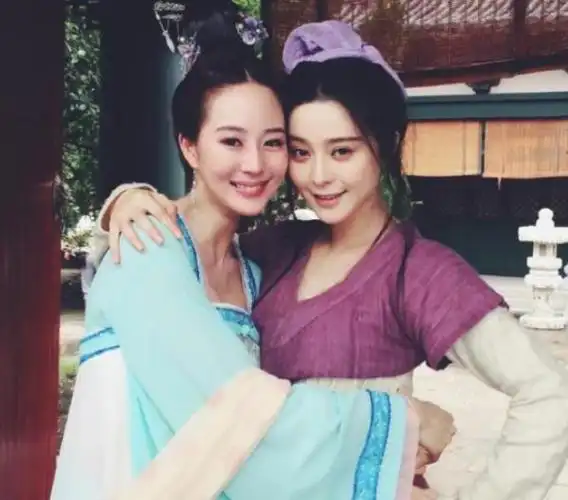 范冰冰和张钧甯关系张钧甯和范冰冰亲密互动不避嫌