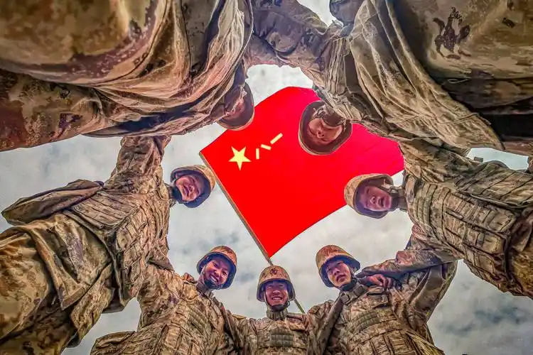 武警部队官兵以多种形式庆祝中国人民解放军建军96周年_活动_军旗