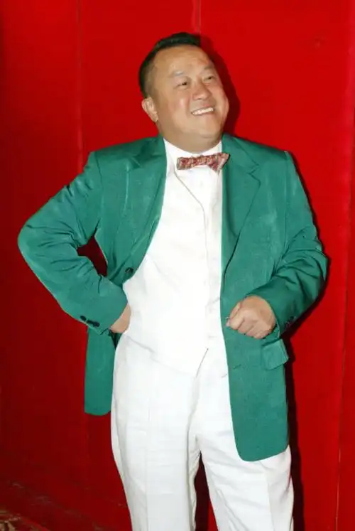 曾志伟日本突遭车祸 粉丝晒他旧照灿烂笑容进行回应