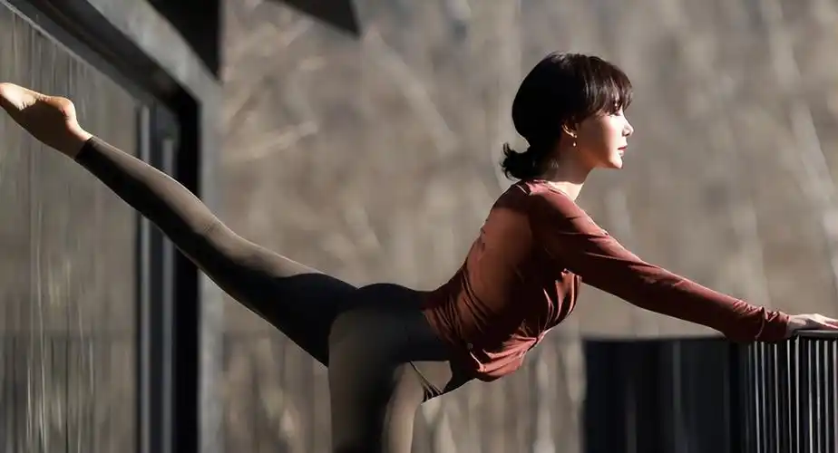 45岁陈数在豪宅内做瑜伽穿紧身衣凸显完美臀形腿部肌肉太抢镜