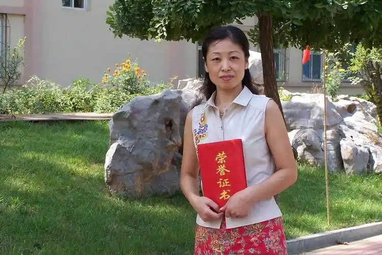 一线,济南这位老教师因学生需要 藏起退休证再登讲台_王梅_鲍山_语文