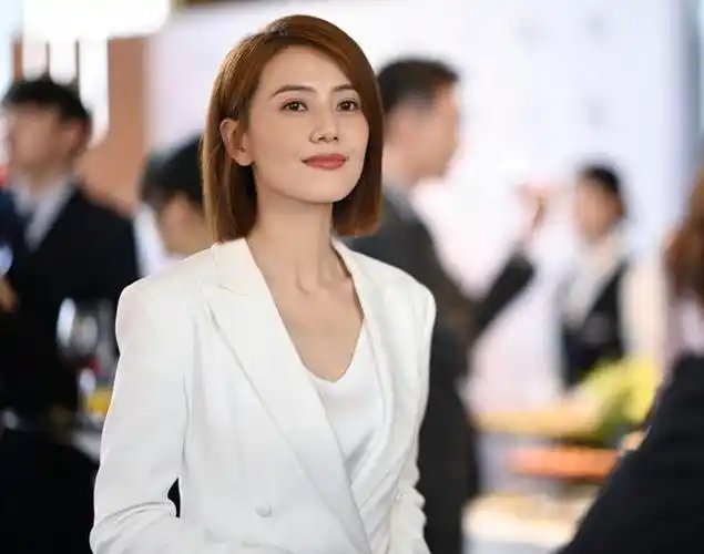 被高圆圆新剧发型圈粉一刀切短发减龄显脸小气质也太好了