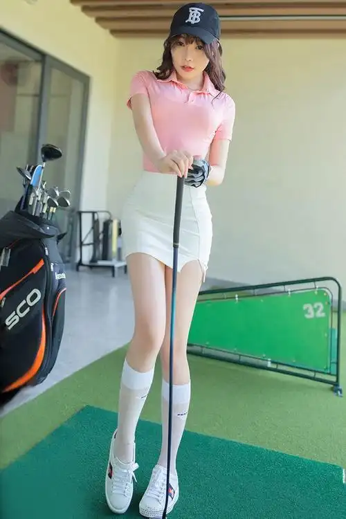 性感制服写真高尔夫女孩芝芝包臀短裙休息