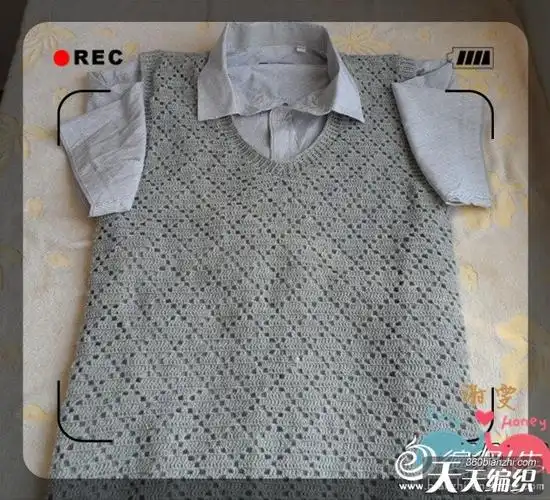 经典菱形格男士镂空毛衣背心-01