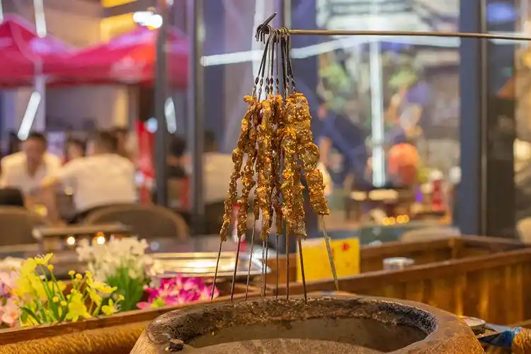 成都最得劲儿的烤肉,用半人高的瓦罐烤肉,还把土豆丝晾晒出来_烧烤