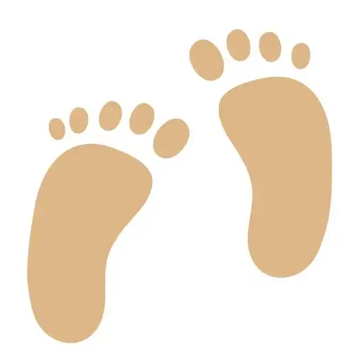 两手搓热,然后先后搓左右两只脚脚心的涌泉穴(脚底至趾前三分之一的