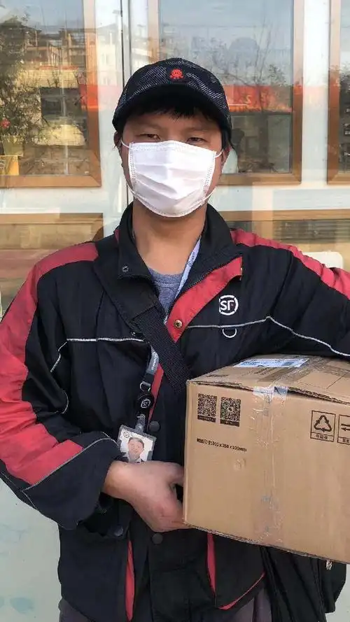 顺丰快递员刘万强:疫情当前,每个包裹我们一定要及时送达