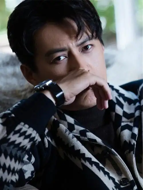 靳东帅气写真照. 靳东参加某发布会照.