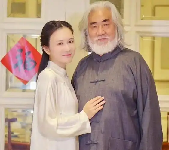 比张纪中小31岁的现任妻子,发长文怒斥某些人的道德的标准低