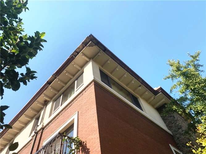 外墙建成已有10年之久,外檐grc装饰结构出现脱落,石材出现积灰沾污