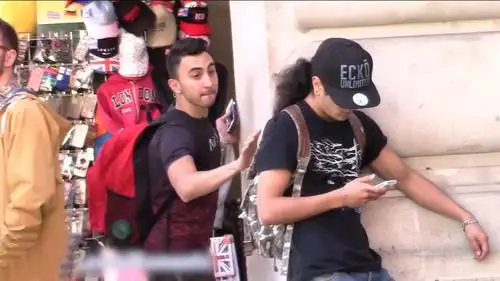 街头背后拍路人肩膀装作若无其事,妹子的忍耐是有限度的