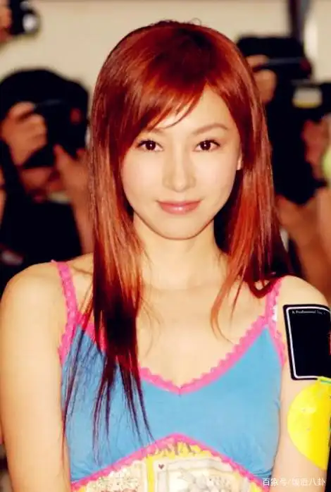 樊少皇老婆战胜抑郁症带女儿吃烧饼,母女颜值超高同框很温馨