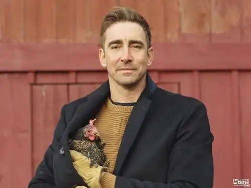 甜李佩斯和男友出街有说有笑