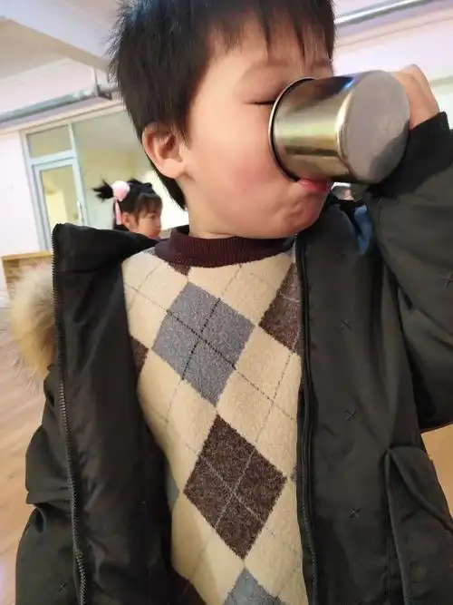 咕隆咕隆大口大口的喝水