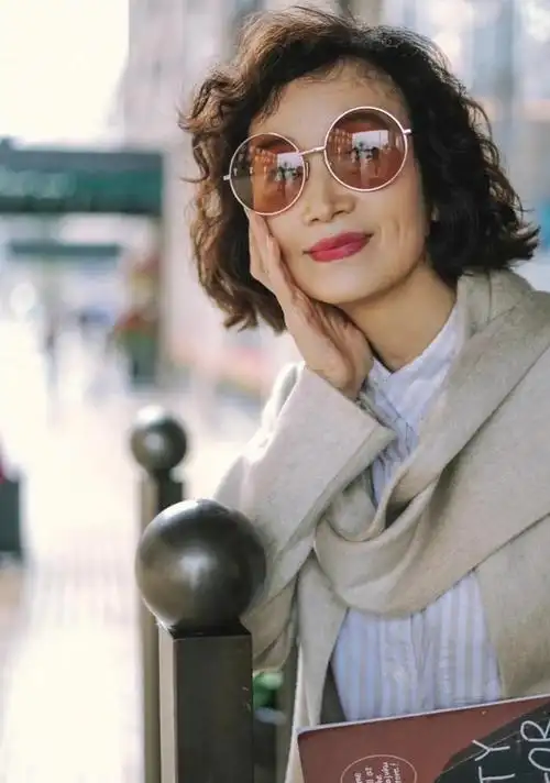 50岁女人怎么烫发不老气?三木妈妈差点中招,这些烫发雷区要避免