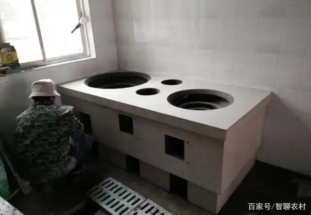 农村新型柴火灶流行起来,土灶被指不环保?农民:土灶做饭不香吗