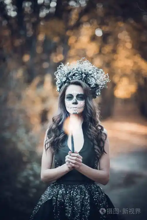 卡拉维拉卡特琳娜身着黑色连衣裙的特写肖像糖霜骷髅妆