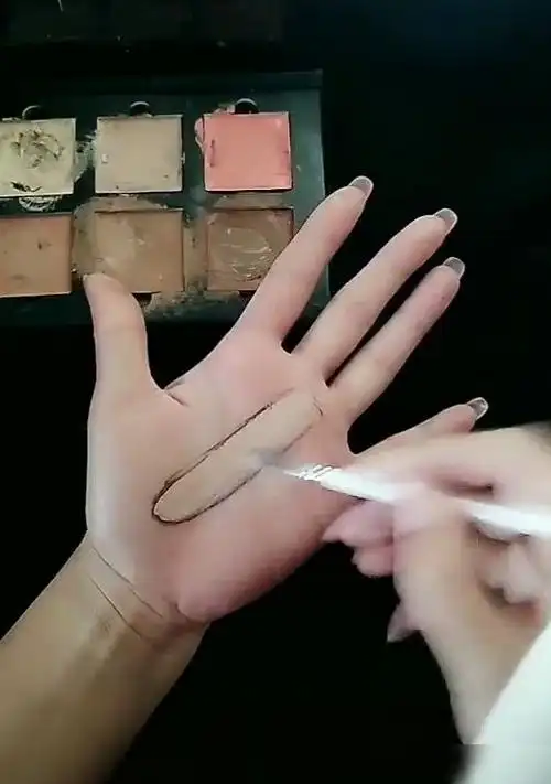 他们可以在各种地方进行绘画,今天来看一个美术生在自己手上画手指的