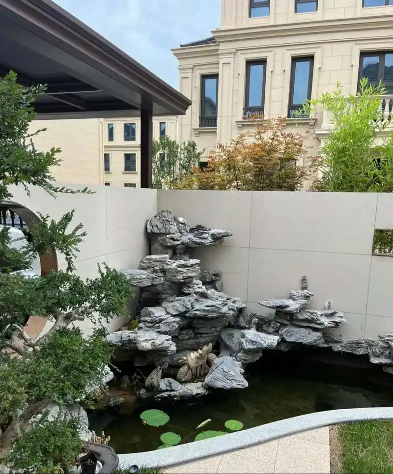 别墅庭院鱼池假山这样做的效果也不错哦.庭院景观,小院鱼池假 - 抖音