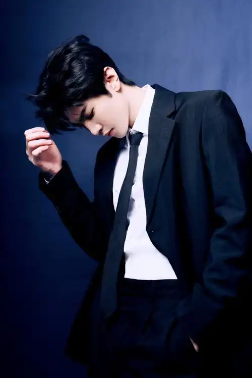 陈哲远穿西装鸡哔我##陈哲远静谧蓝调西装写真