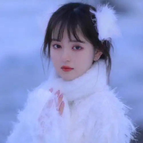 白色治愈系女生头像